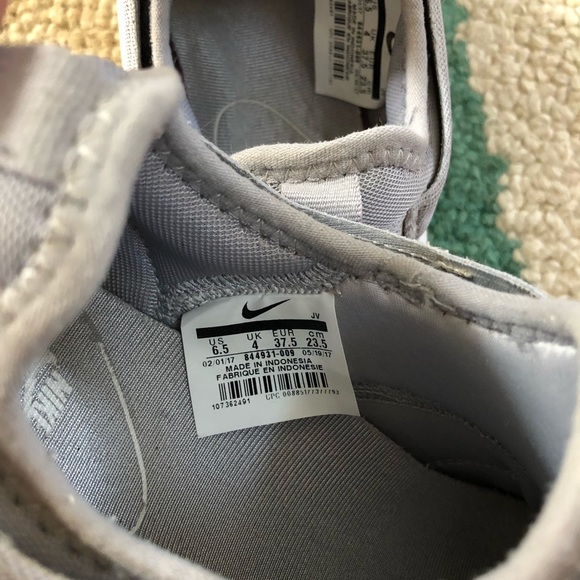 Grey women’s Nikes 6.5 - Picture 6 of 9